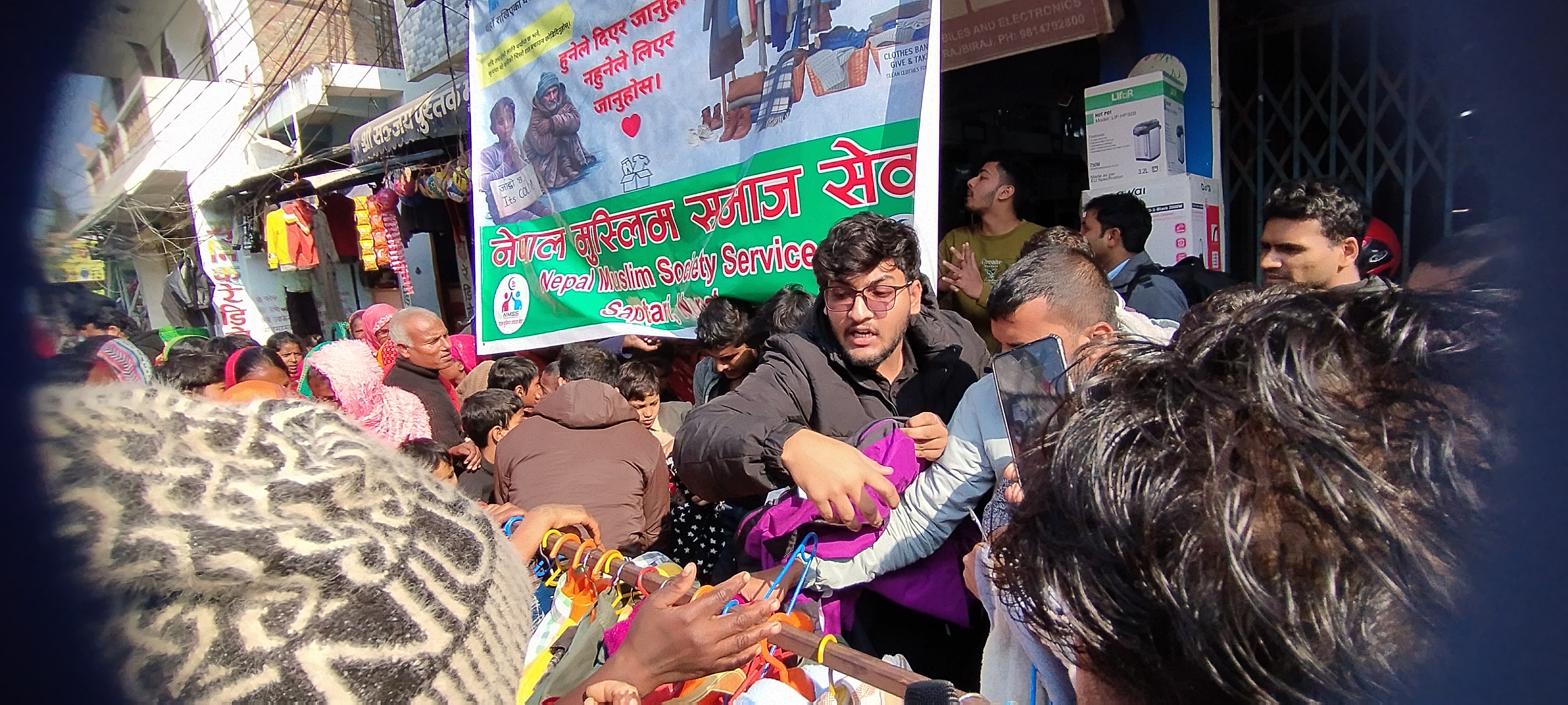 राजविराजमा निःशुल्क जाडो कपडा वितरण अभियान: दुई दिनमै ४,५०० थान कपडा वितरण